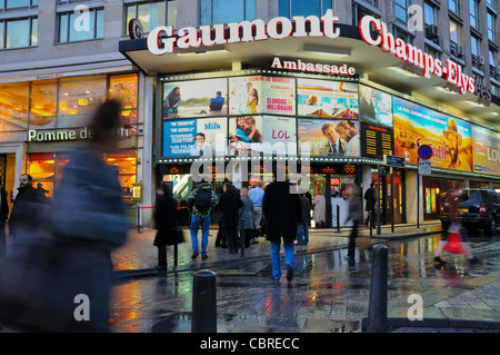 Paris, France, les gens qui vont au cinéma Marche en face du cinéma français extérieur du cinéma sur les champs-Elysées, panneau du film Banque D'Images