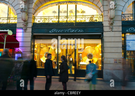 Paris, France, Shoppers on Avenue champ Elysées, avec Guerlain salon de parfums, entrée, scène de rue la nuit, parfum Banque D'Images