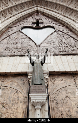 La basilique du Vœu National (Espagnol : Basílica del Voto Nacional) dans le centre historique de Quito, Equateur. Banque D'Images