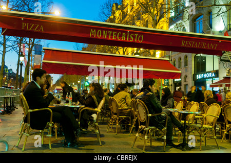 Paris, France, 'Avenue champ Elysees', avec la foule les gens partageant des boissons French café Terrace sur le trottoir scène de rue au crépuscule, nuit des gens ville lumière paris Banque D'Images