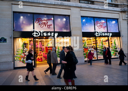 Paris, France, la foule de gens à pied Shopping, extérieur, magasin de produits Disney, magasin de la boutique la nuit, touristes sur l'avenue des champs Elysées Banque D'Images