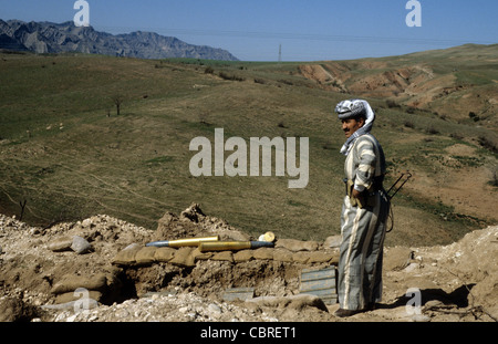 Soulèvement kurde contre Saddam Hussein, Zakho, 1991. Les stocks d'armes découvert enterré par l'armée iraquienne. Costume traditionnel kurde. Banque D'Images