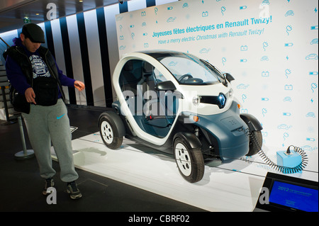 Paris, France, les gens visitjng à l'intérieur de New car Showroom, en regardant Renault Mini Electric car la 'Twizy' sur Display Cars, concept mondial d'économie verte, vue latérale, innovation en france Banque D'Images