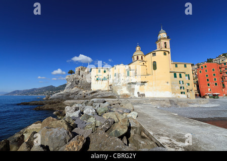 L'ancienne basilique à Camogli, célèbre petite ville de la Ligurie, Italie Banque D'Images