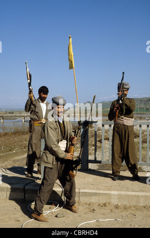 Soulèvement kurde contre Saddam Hussein, mars 1991. Combattants peshmergas kurdes à Zakho prendre des positions de l'armée iraquienne. Banque D'Images