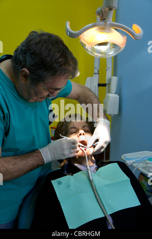 Femme chez le dentiste Banque D'Images