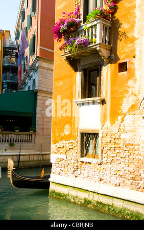 Venise, Italie, canal, bateau, eau, bâtiments, fleurs, balcon, balcons, gondole, historique, architecture, colorée, t Banque D'Images