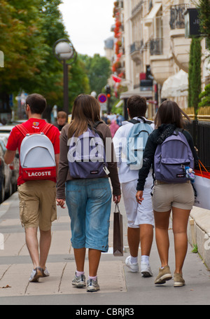 Paris, France, adolescents Shopping, touristes à pied, Avenue.Montaigne, vue arrière, avec sacs arrière, rue animée du centre de paris Banque D'Images