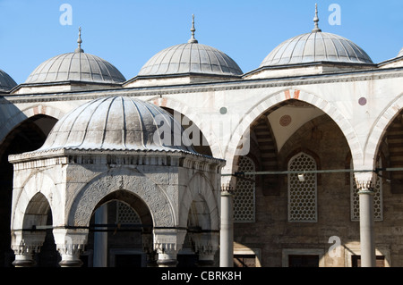 Inscription détaillée dômes cour intérieure Mosquée Bleue Istanbul Turquie Banque D'Images