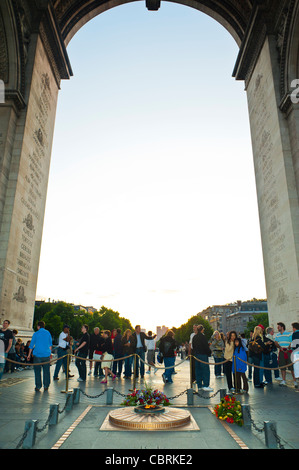 Paris, Arc de Triomphe, France, foule nombreuse, touristes visitant Monument français (en anglais: "Arc de triomphe"), conçu par Jean Chalgrin en 1806. Sous sa voûte se trouve la tombe du Soldat inconnu de la première Guerre mondiale. » Banque D'Images