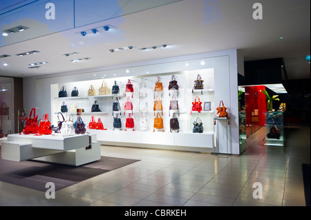 Paris, France, magasin de vêtements de luxe, Lancel, sacs à main Accessoires de femmes sur l'affichage, (sur l'Avenue des Champs Elysées) vide, Architecture d'intérieur ; les étiquettes de mode Banque D'Images