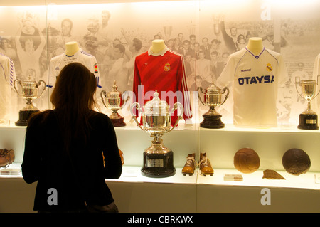 Girl en exposition Musée du Real Madrid au Santiago Bernabeu's Stadion, Madrid, Espagne Banque D'Images