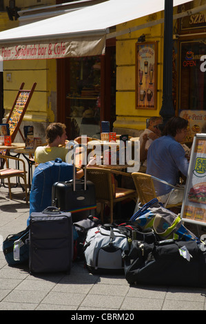 Les touristes avec des valises sur la terrasse du café le long de la rue Vaci utca Budapest Hongrie Europe centrale Banque D'Images