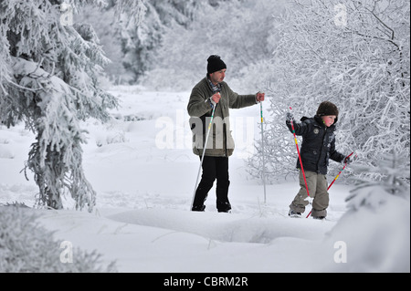 L'enseignement du père fils Nordic Ski de fond / ski de fond en hiver dans la neige à la réserve naturelle des Hautes Fagnes, Belgique Banque D'Images