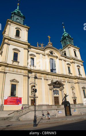 Église de la Sainte Croix le long de la rue Krakowskie Przedmiescie centre de Varsovie Pologne Europe Banque D'Images