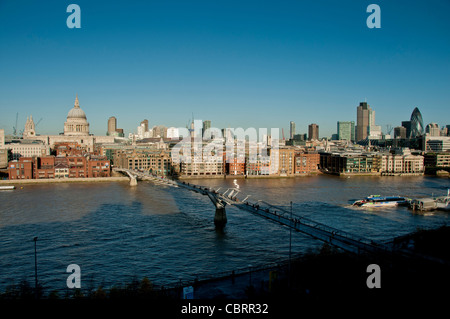 Voir à partir de la loge des membres de la Tate Modern de Londres. En regardant vers la Cathédrale St Paul. Banque D'Images