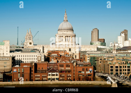 Vue de Tate Modern, Londres.Vue sur la cathédrale St Paul et l'école de la ville de Londres sur la rive nord de la Tamise.Londres. Banque D'Images