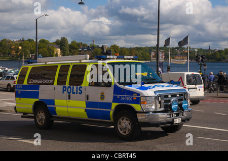 Voiture de police le long de la rue de l'Europe Suède Stockholm Skeppsbron Banque D'Images
