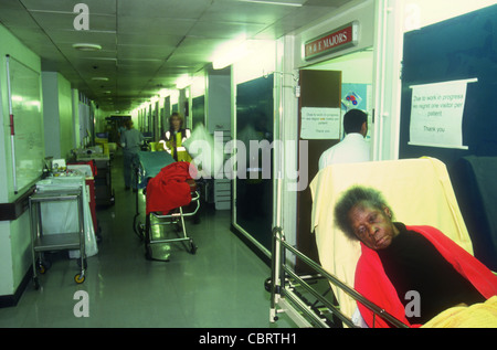 Patients âgés en attente de traitement dans le couloir d'un ministère d'A&E, hôpital Northwick Park, Harrow, Middlesex, Royaume-Uni. Banque D'Images