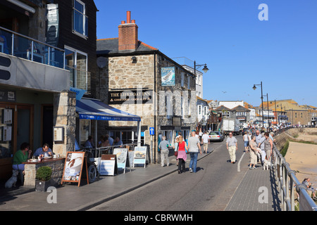 Promenade en bord de mer avec les vacanciers en station balnéaire populaire. Wharf Road, St Ives, Cornwall, Angleterre, Royaume-Uni, Grande Bretagne. Banque D'Images