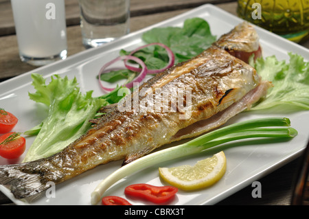 Loup de mer grillé servi avec du poisson et garnir de l'alcool traditionnel grec et turc raki et ouzo Banque D'Images