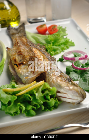 Loup de mer grillé servi avec du poisson et garnir de l'alcool traditionnel grec et turc raki et ouzo Banque D'Images