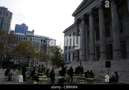 Des gens assis tables vertes, les politiciens locaux la préparation de discours, de l'Arrondissement Mairie d'étapes colonnes ioniques, Columbus Plaza, Brooklyn, NY Banque D'Images