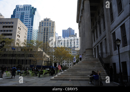 Profil de colonne ionique comme suit, les gens des tables, les hommes politiques locaux la préparation de discours, de l'Arrondissement Mairie, Columbus Plaza, Brooklyn, NY Banque D'Images