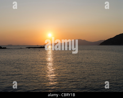 Dh STANLEY BAY HONG KONG Pêcheur et coucher de soleil sur la mer de Chine du Sud Banque D'Images