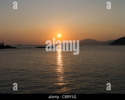 Dh STANLEY BAY HONG KONG Pêcheur et coucher de soleil sur la mer de Chine du Sud Banque D'Images