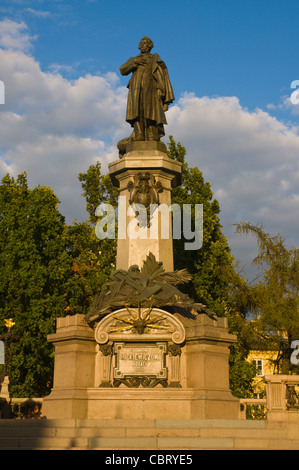 Statue d'Adam Mickiewicz, poète national Bernard (1898) le long de la rue Krakowskie Przedmieście centre de Varsovie Pologne Europe Banque D'Images