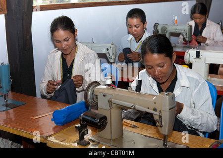 La formation professionnelle des jeunes femmes à l'école de couture de l'Association Vie et espoir, Siem Reap, Cambodge Banque D'Images