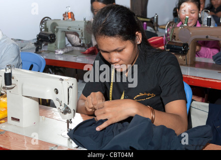 La formation professionnelle des jeunes femmes à l'école de couture de l'Association Vie et espoir, Siem Reap, Cambodge Banque D'Images