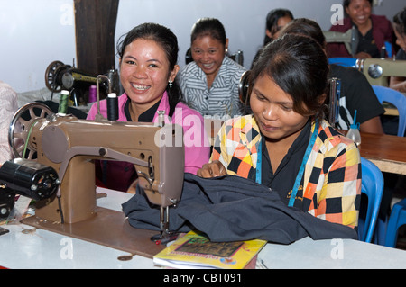 La formation professionnelle des jeunes femmes à l'école de couture de l'Association Vie et espoir, Siem Reap, Cambodge Banque D'Images