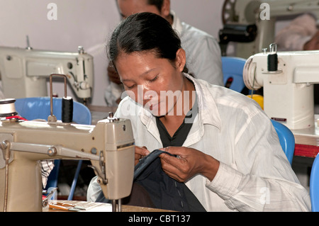 La formation professionnelle des jeunes femmes à l'école de couture de l'Association Vie et espoir, Siem Reap, Cambodge Banque D'Images