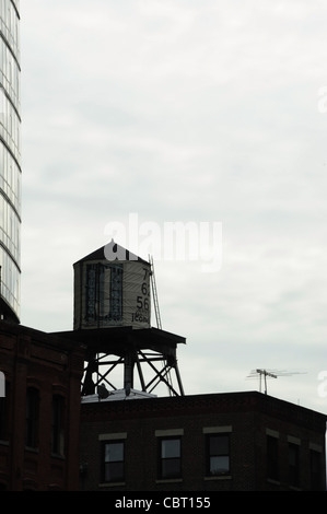 Portrait de l'eau ciel blanc sur le toit du réservoir, du côté de 'J' en copropriété gratte-ciel, vu du lieu d'ancrage, Brooklyn Dumbo Banque D'Images