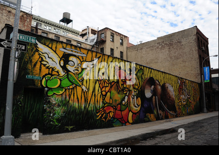 '303' collectifs d'art graffiti urbain peinture murale (message de la vie des anges, les éléphants de forêt), Water Street, Brooklyn Dumbo, NY Banque D'Images