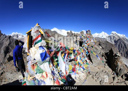 Les drapeaux de prières au sommet du Gokyo-Ri Banque D'Images