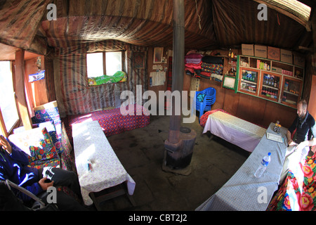 Les randonneurs reste à l'intérieur d'un salon de thé sherpa dans la vallée de Gokyo au Népal Banque D'Images