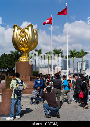 dh Golden Bauhinia Square WAN CHAI HONG KONG personnes Chine et Hong Kong drapeaux Promenade chinois touristes asiatiques drapeau des vacanciers Banque D'Images