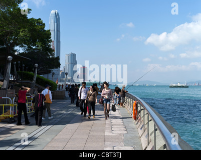 dh Expo WAN Chai Promenade WANCHAI FRONT DE MER ÎLE DE HONG KONG Personnes marchant Central Skyline front de mer Victoria port Banque D'Images