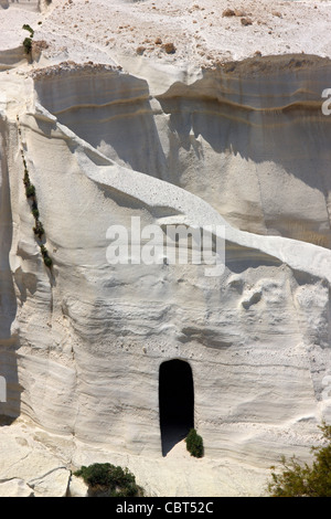 Rock-cut particulière 'door' sur le blanc aveuglant les roches volcaniques du plage de Sarakiniko, île de Milos, Cyclades, Grèce Banque D'Images