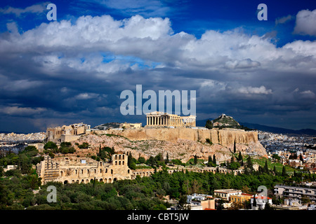 L'acropole d'Athènes sous un ciel nuageux. Banque D'Images