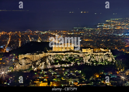 L'acropole d'Athènes à la nuit. Vue depuis la colline du Lycabette. Voir tout le chemin vers le bas pour le Pirée et le golfe Saronique. Grèce Banque D'Images