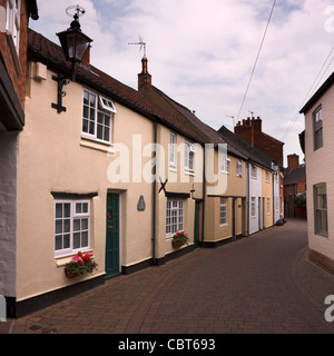 Ligne mitoyenne de beau vieux cottages anglais peint dans une étroite rue arrière, Dean's Street, Oakham, Rutland, England, UK Banque D'Images