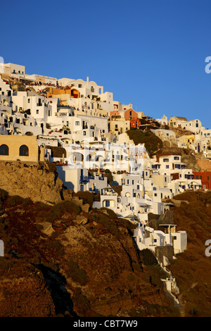 Vue de la partie orientale de l'Oia village autour de coucher du soleil. L'île de Santorini, Cyclades, Grèce Banque D'Images
