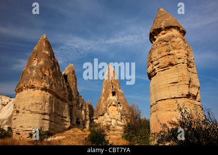 'Impressionnant' dans les cheminées de fées vallée des pigeons, à proximité de la ville de Göreme, Nevsehir, Cappadoce, Turquie Banque D'Images