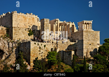 Les Propylées de l'acropole d'Athènes avec le temple d'Athéna Nike sur le côté supérieur droit. Athènes, Gree Banque D'Images