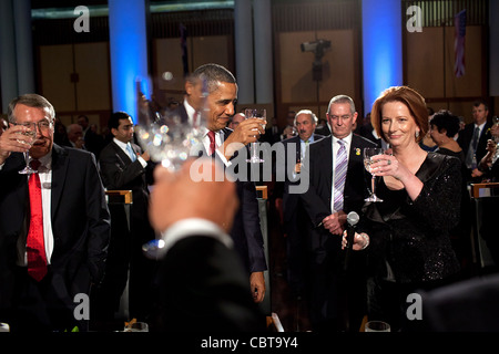Le premier ministre Julia Gillard propose un toast au Président Barack Obama lors d'un dîner parlementaire à la Chambre du Parlement européen le 16 novembre 2011 à Canberra, Australie. Banque D'Images