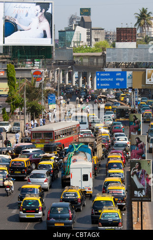 L'encombrement du trafic sur l'autoroute au centre-ville de Bandra, Juhu et Santacruz et voie d'accès au complexe BKC à Mumbai, Inde Banque D'Images